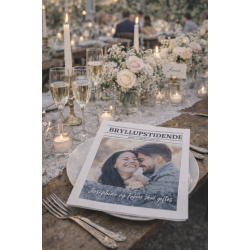 Bryllupsavisen ligger ved hver tallerken